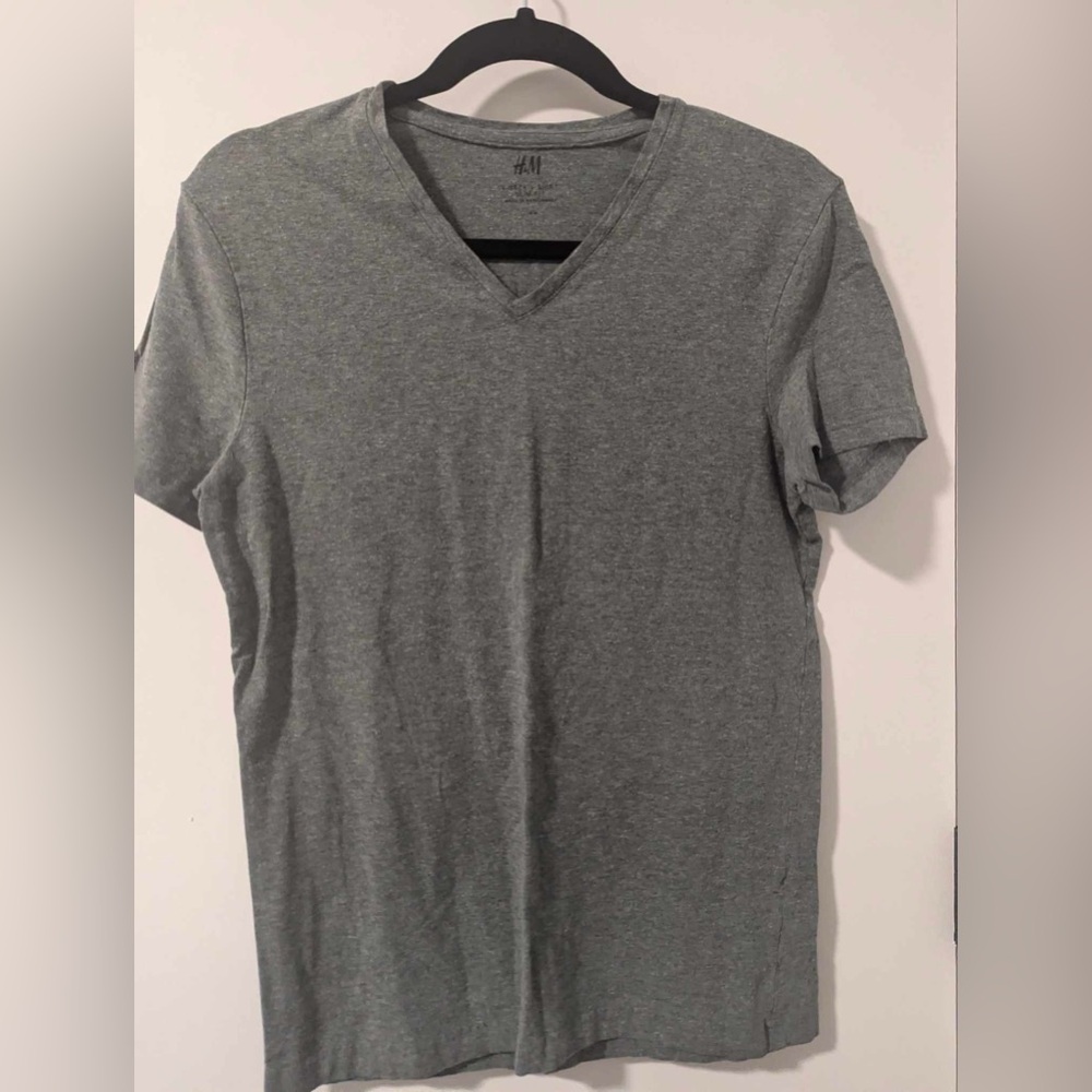 H&M Men’s V-Neck Tee (M)